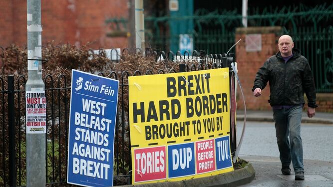 Carteles en Irlanda del Norte contra el Brexit