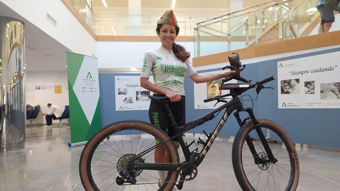 Lorena Tamayo, con su premio y su bicicleta, en el Hospital Universitario Virgen de la Victoria de Málaga