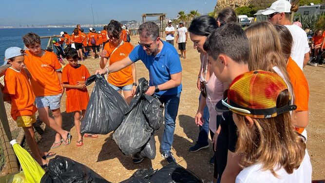 Jornada de recogida de residuos de las playas de La Araña y el Peñón del Cuervo.