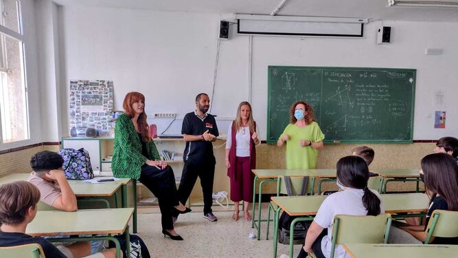 Charlas con la periodista Valeria Vega en los institutos de Rincón de la Victoria por el Día contra la LGTBIFOBIA