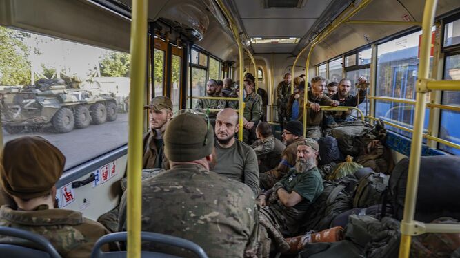 Soldados ucranianos esperan en un autobús tras ser evacuados de la acería de Azovstal, en Mariupol.
