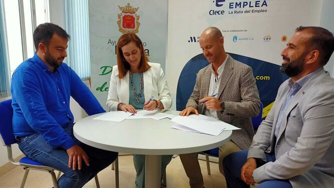 Firma del convenio entre los responsables de Clece y el Ayuntamiento de Ronda.