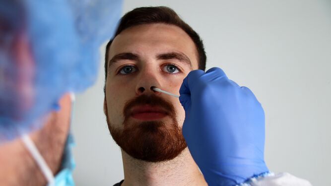 Las pruebas se pueden realizar a través de la nariz o de la garganta