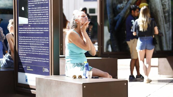 Una mujer se echa crema en  la cara para protegerse del  sol, esta semana.