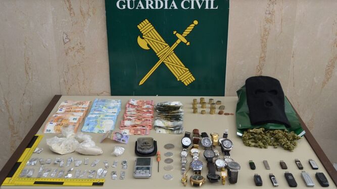 Dinero, objetos y droga intervenidos por la Guardia Civil en Alhaurín el Grande.
