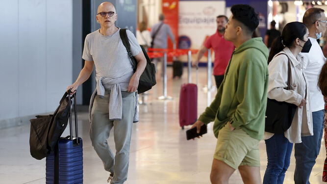 Varios pasajeros sin mascarilla  en el Aeropuerto Internacional Adolfo Suárez Madrid-Barajas.
