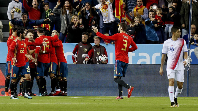 España celebra un gol a Costa Rica en La Rosaleda en 2017.