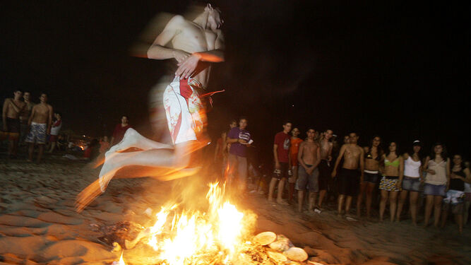 Un joven cumple con el rito de saltar sobre la hoguera en la Noche de San Juan.