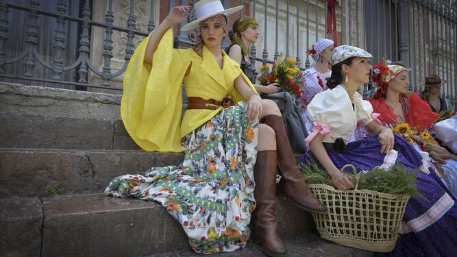 Jóvenes vestidas de flamenca en una iniciativa de la asociación Qlamenco para apoyar la moda rociera.