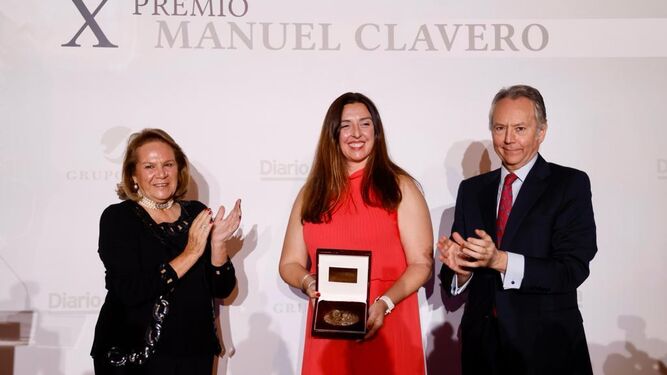 Pilar Manchón recoge el X Premio Clavero de manos de José Joly y Concha Yoldi.