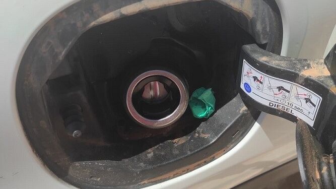 Droga oculta tras el tapón del combustible de un vehículo.