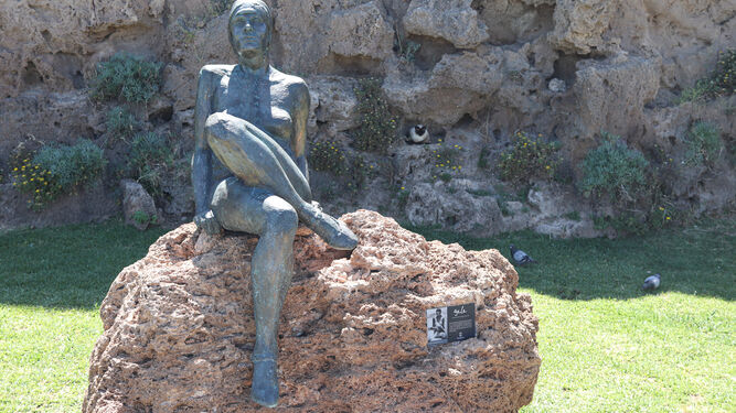 Estatua que inmortaliza el toples de Gala en Torremolinos en 1930