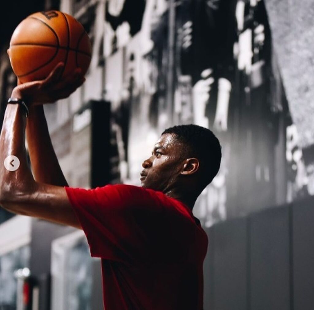 Yannick Nzosa entrena en Los Angeles preparando el draft de la NBA