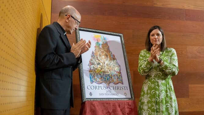 El arcipreste, Gonzalo Núñez del Castillo, y la alcaldesa, Patricia Cavada, tras descubrir el cartel anunciador de la festividad del Corpus Christi en San Fernando.