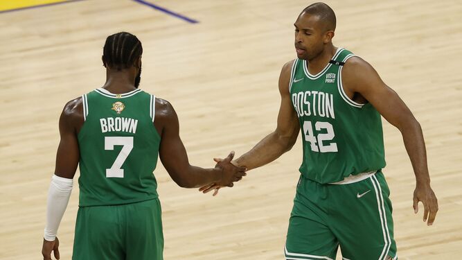 Al Horford, decisivo para los Celtics en el último cuarto, es felicitado por Brown.