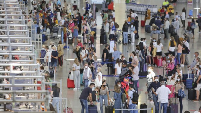 El aeropuerto de Málaga repleto de usuarios.