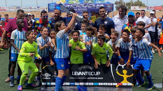Los benjamines del Málaga CF levantan el título de campeón de la LevanteCup.