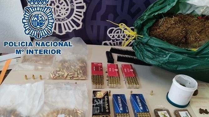 Droga y munición intervenida por la Policía Nacional.