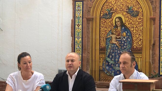 Pilar Lucio, Julio Díaz e Israel Medina en un encuentro celebrado ayer.