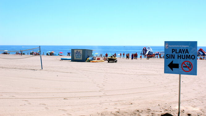 La playa de La Rada acoge un el espacio sin humos.