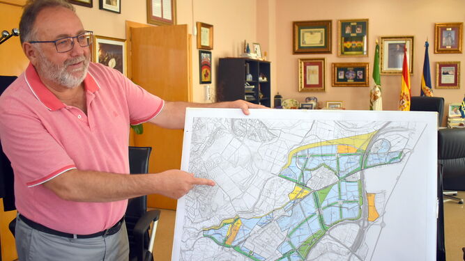 El alcalde muestra un plano de la zona.