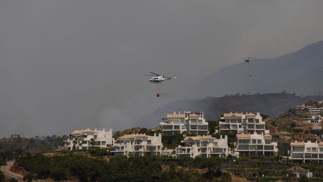Dos helicópteros trabajan este jueves en las tares de extinción del incendio declarado ayer en Pujerra.