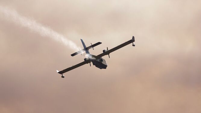 Uno de los medios aéreos que ha trabajado este jueves en el incendio de Pujerra.