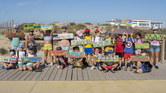 Carteles elaborados por el Día del Medio Ambiente para la playa de Camposoto.