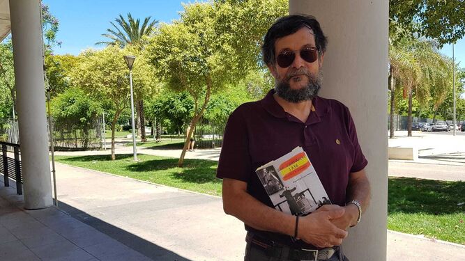 Miguel Ángel López Moreno, con su nuevo libro.