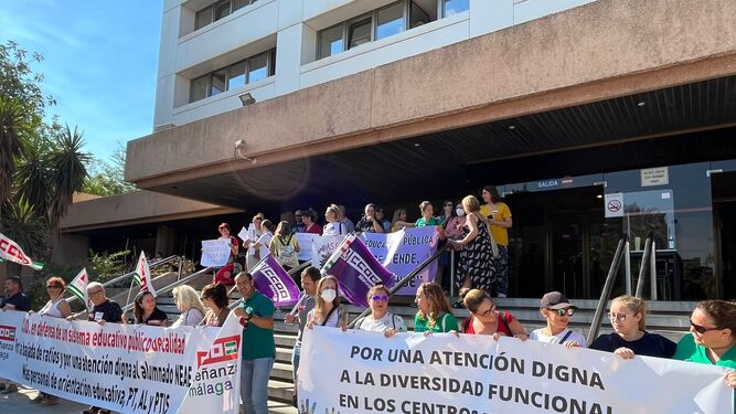 Protesta de familias ante la Delegación de Educación de la Junta de Andalucía.
