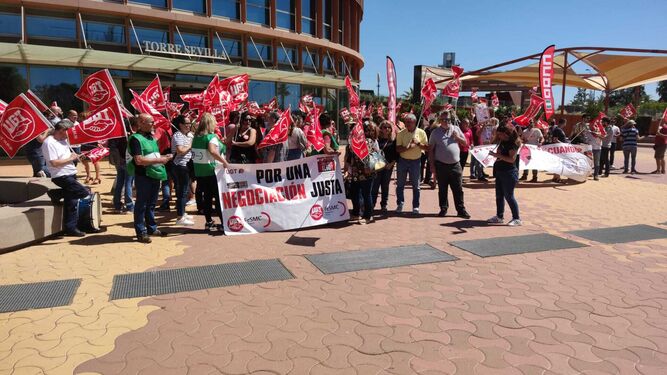Portavoces de los trabajadores del Contact Center durante una protesta en Sevilla.