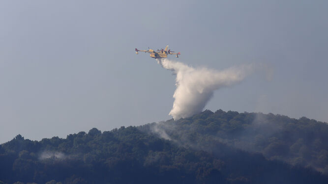 Tareas de extinción en el incendio en Sierra Bermeja.
