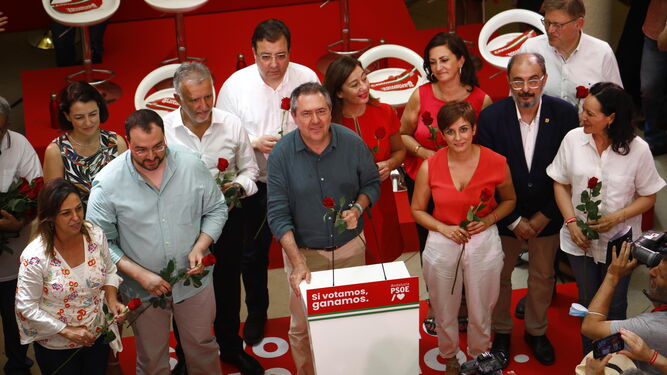 Espadas, en Córdoba, rodeado de presidentes autonómicos del PSOE.
