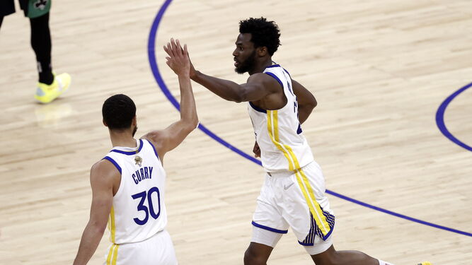 Wiggins, el mejor jugador del partido, es felicitado por Curry.