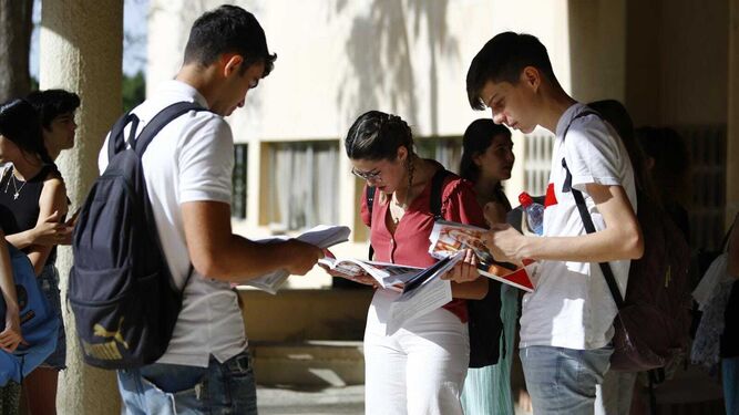 Alumnos durante el primer descanso de Selectividad de 2022 en la Universidad de Málaga.