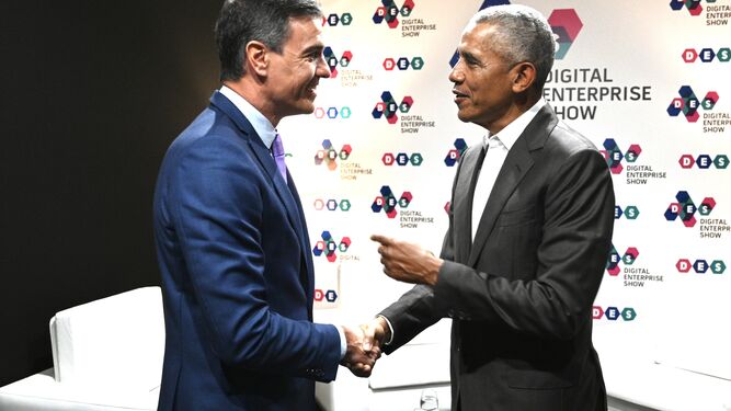 Pedro Sánchez y Barack Obama se saludan este martes en Málaga.