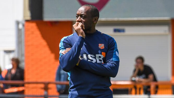 Kiki Musampa dirigiendo al FC Volendam.