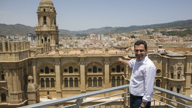 El presidente de la Junta de Andalucía y candidato del PP a la reelección, Juanma Moreno, ha mostrado este martes su apoyo al proyecto para dotar de una cubierta a la Catedral de Málaga.