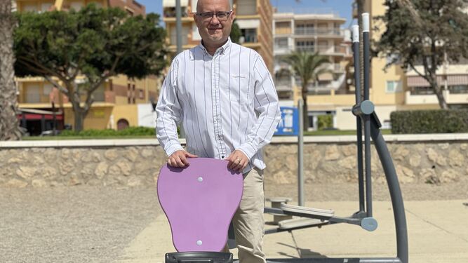 El concejal de Playas de Vélez-Málaga muestra los nuevos equipamientos deportivos.