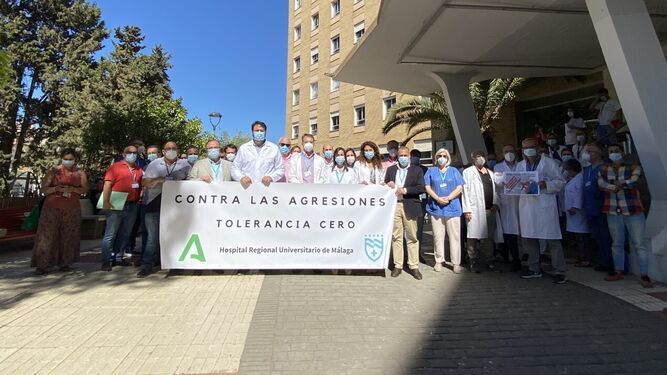 Concentración contra las agresiones al personal sanitario en el Hospital Regional de Málaga.