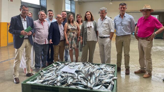 La viceconsejera de Agricultura y Pesca con los representantes de la flota pesquera malagueña este jueves.