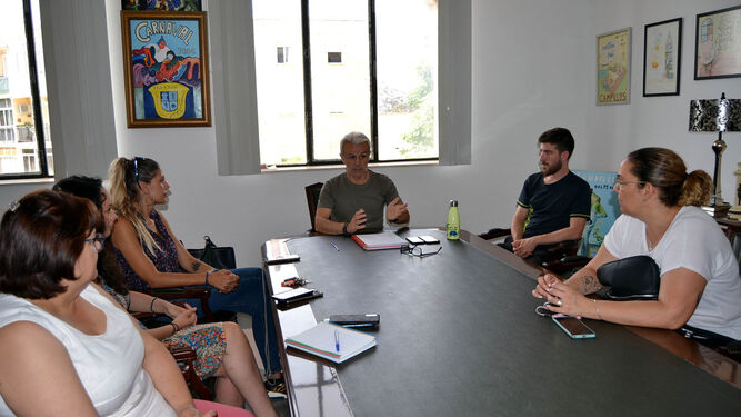 Reunión del alcalde de Campillos con representantes del colegio La Milagrosa