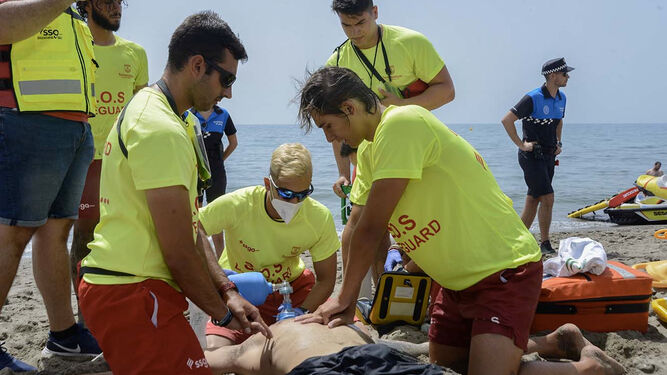 La simulación de un individuo con una parada cardiorrespiratoria en la playa de Torremolinos.