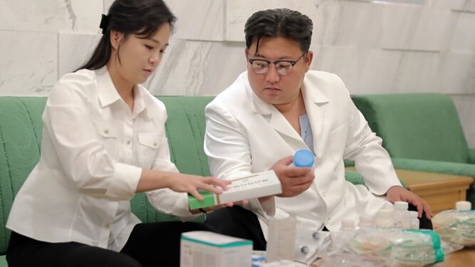 Kim Jong-un y su mujer Ri Sol-ju revisan los medicamentos enviados a la zona afectada