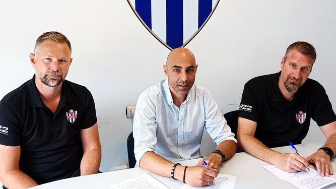 Bori Moreno firma su contrato con el Vélez.