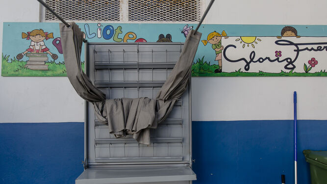La cabina de un colegio electoral de Cádiz, preparada para acoger hoy a las papeletas y a los votantes.