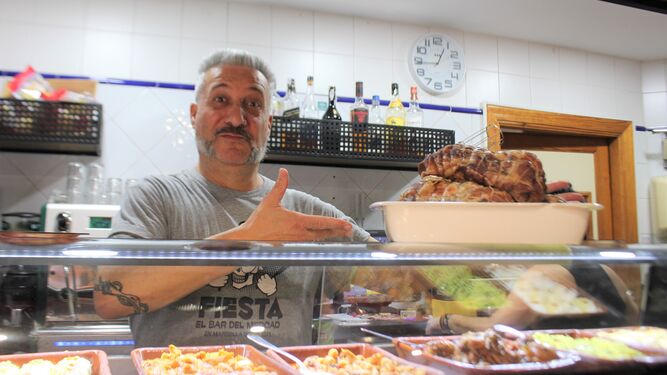 El propietario de ‘Fiesta, el bar del mercado’, Rubén Pérez, muestra una pieza de carne mechada recién preparada.