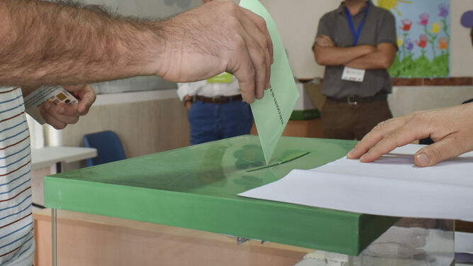 Un elector deposita su voto, esta mañana en Granada.