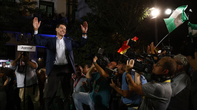 Juanma Moreno celebra la victoria en la sede del PP