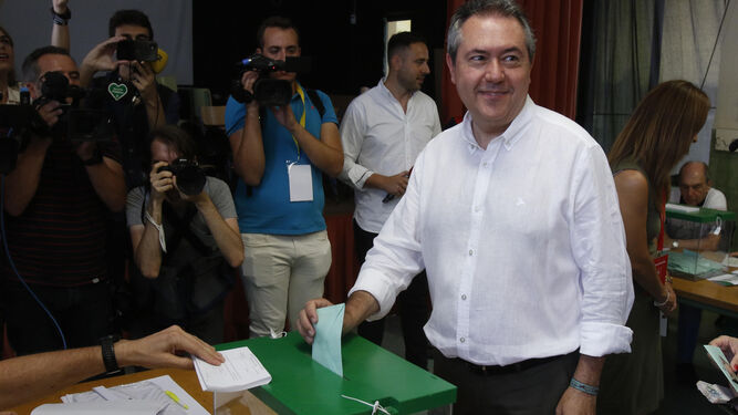 El candidato del PSOE, Juan Espadas, ejerciendo su derecho al voto.